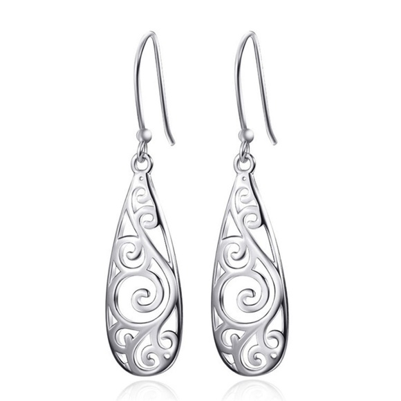 Jewelry - ❤️4 for $20 Sale❤️ Elegant Drop earrings